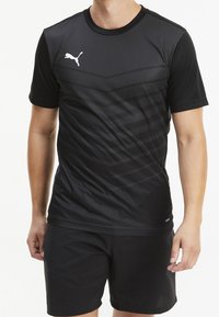 Svart sporttröja i lättviktsmaterial, med vertikala och chevronmönstrade ränder, rund halsringning och vit logotypdetalj.