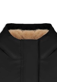 Giacca nera con colletto alto, dotata di un morbido rivestimento interno in pelliccia sintetica beige. Tessuto esterno liscio con dettagli di cucitura minimi.