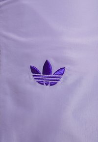 adidas Originals WIDE LEG PANT - Pantalon de surv??tement - magic lilac/lilas - ZALANDO.FR