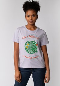 Hellblaues Baumwoll-T-Shirt mit einem Grafikdesign von Ramen in einer Schüssel, grünen Essstäbchen, gelben Eiern und rotem Text, der sagt: "Das Leben ist besser mit einer Schüssel Ramen."