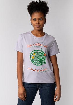 Lichtpaars katoenen T-shirt met een afbeelding van ramen in een kom met groene eetstokjes, gele eieren en rode tekst die zegt "Het leven is beter met een kom ramen."