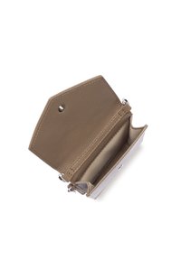Portafoglio in pelle di forma esagonale, di colore marrone chiaro con superficie texturizzata. Presenta una chiusura a scatto e molteplici scomparti per carte.