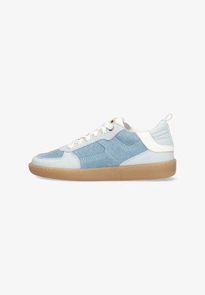 lichtblauwe suède en witte leren sneaker met geperforeerde neus, beige rubberen zool en vetersluiting. Inclusief een trekband aan de hiel.