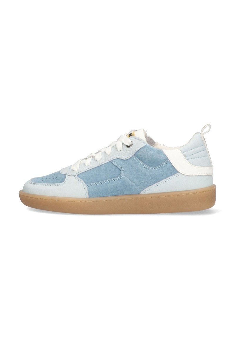 Baskets en suède bleu clair et cuir blanc avec un bout perforé, semelle en caoutchouc beige et fermeture à lacets. Comprend une languette au talon.