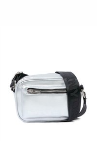 Borsa a tracolla DKNY argento con tasca frontale con zip e ampia tracolla nera in rilievo con logo DKNY.