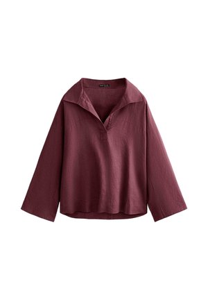 Blouse bordeaux à manches longues, coupe ample, col large et encolure en V ouverte, fabriquée en tissu texturé.