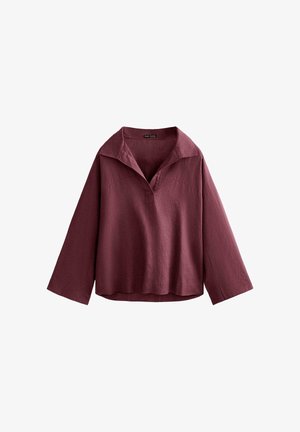 Blouse bordeaux à manches longues, coupe ample, col large et encolure en V ouverte, fabriquée en tissu texturé.