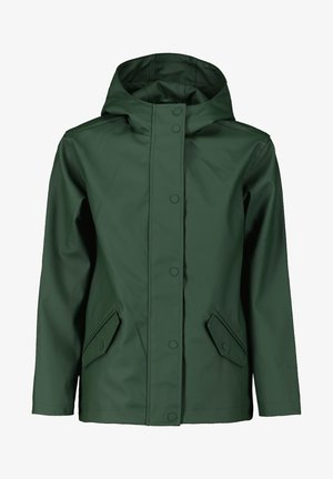 Veste imperméable verte avec capuche, munie d'une fermeture à boutons et de deux poches avant, associée à un jean en denim bleu clair ample et des baskets blanches.