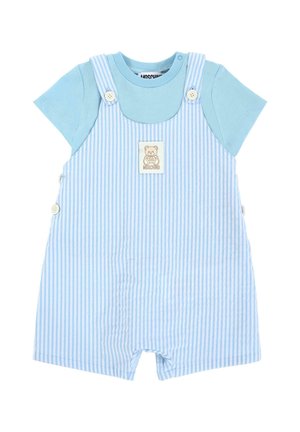 Salopette blu a righe con una camicia azzurra. Le caratteristiche includono bottoni, una toppa con logo di orso e gambe corte. Materiale in cotone, design casual.