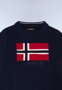 Pull en maille bleu marine avec un motif flag norvégien en rouge, blanc et bleu, dotée d'un col côtelé et d'un logo distinctif.