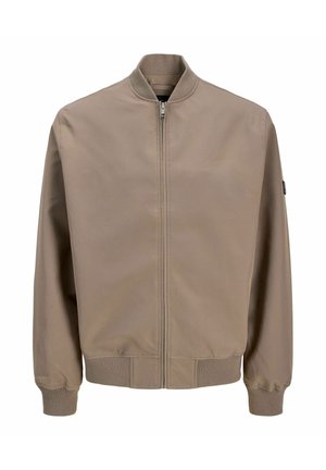 Beige bomberjack met ritssluiting aan de voorkant, geribde kraag, manchetten en zoom, voorkant weergegeven tegen een witte achtergrond.