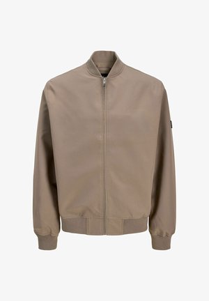 Beige bomberjack met ritssluiting aan de voorkant, geribde kraag, manchetten en zoom, voorkant weergegeven tegen een witte achtergrond.