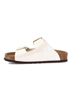 Sandale blanche à enfiler avec deux boucles dorées ajustables, semelle intérieure en liège et semelle en caoutchouc noir, vue de profil sur fond blanc.