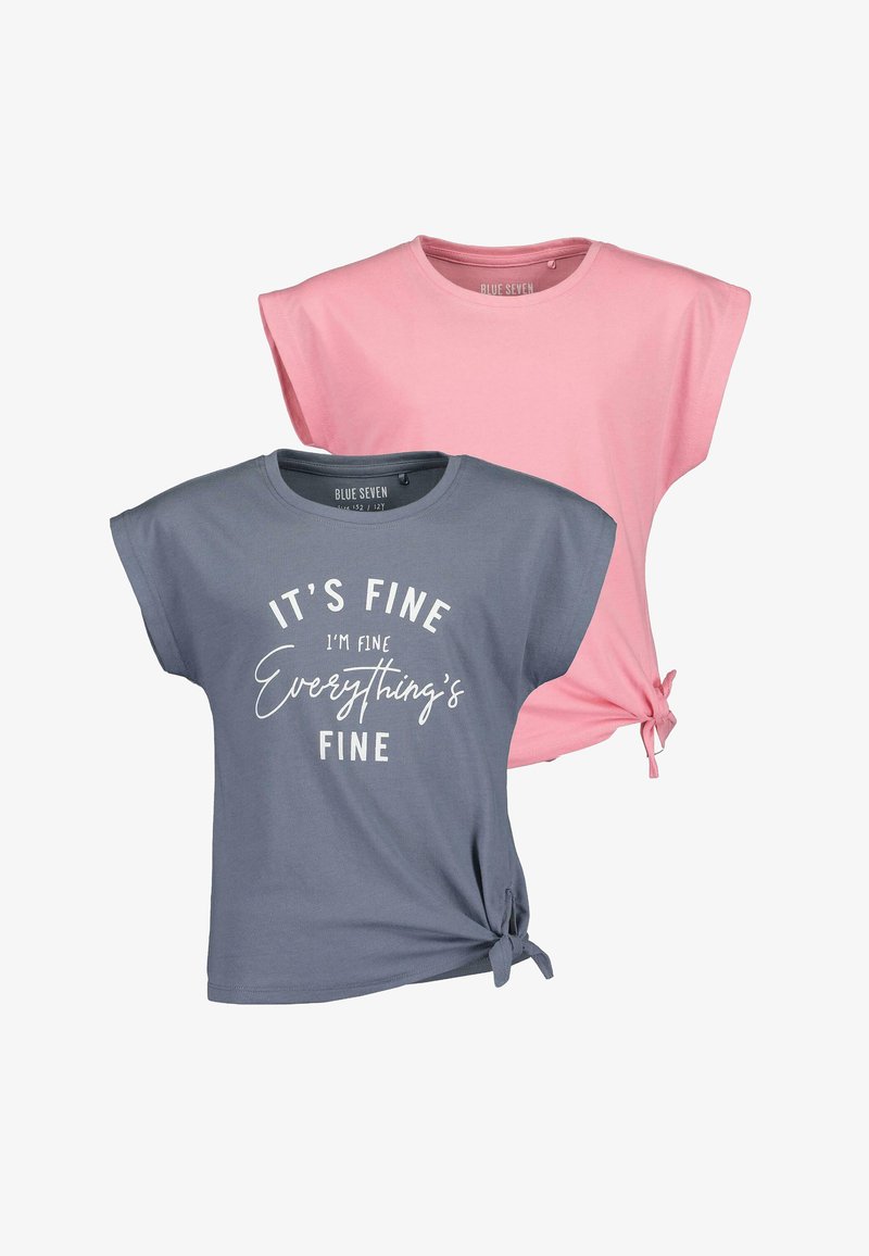 Zwei kurzärmelige T-Shirts: eines grau mit weißem Text und eines rosa mit einem Knoten-Detail an der Seite. Weicher Baumwollstoff, lässiges Design.