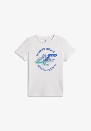Biała koszulka z krótkim rękawem z niebiesko-zielonym logo "4F" i tekstem "Summer Thrills Beachside Chills" z przodu.