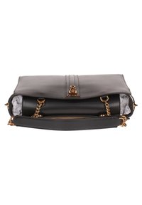 Clutch bag in pelle nera con hardware dorato, dotata di pattina pieghevole, tracolla a catena, tasca con zip e fodera interna con motivo.