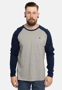 Graues Langarm-T-Shirt mit navyfarbigen Raglanärmeln, Rundhalsausschnitt und kleinem Logo auf der Brust. Glatte Stofftextur und bequeme Passform.