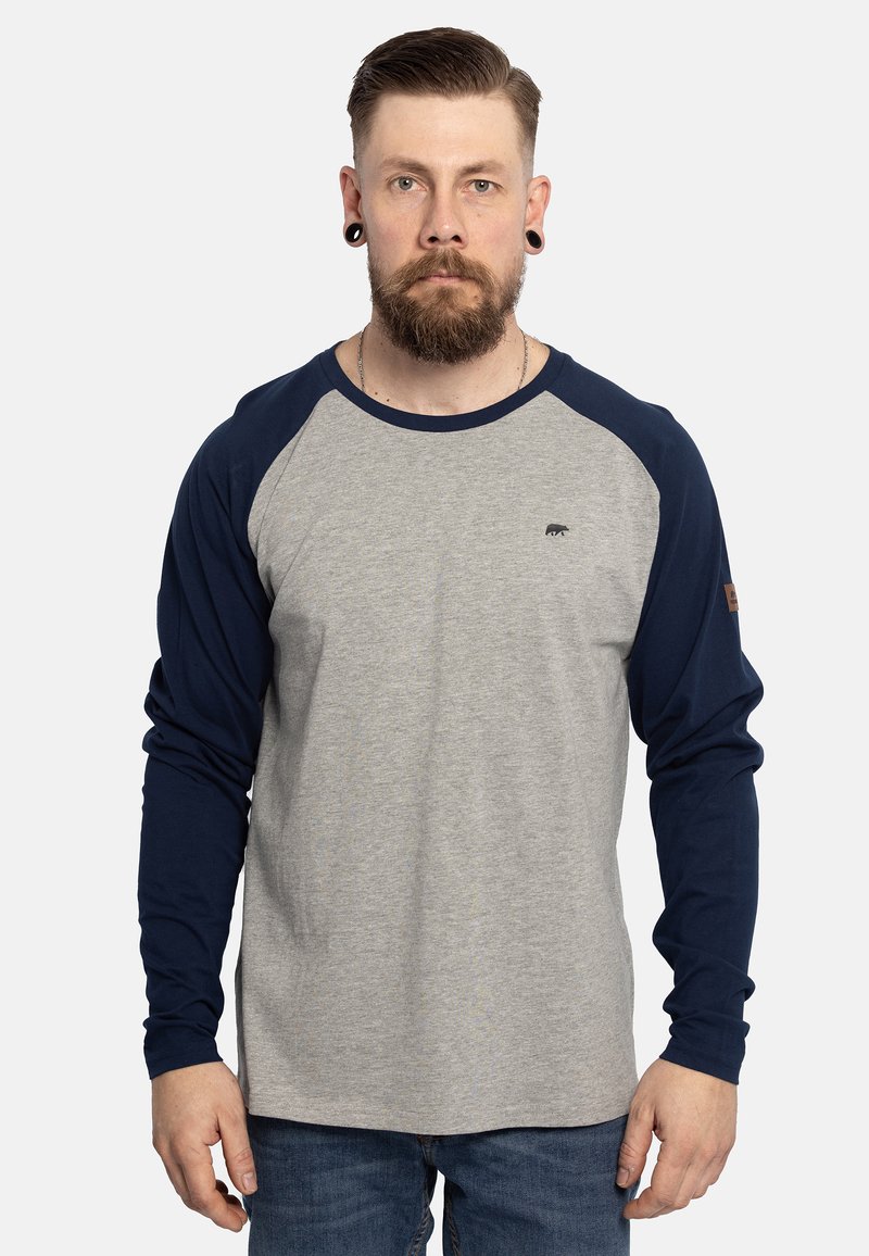 Graues Langarm-T-Shirt mit navyfarbigen Raglanärmeln, Rundhalsausschnitt und kleinem Logo auf der Brust. Glatte Stofftextur und bequeme Passform.