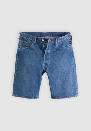 Blå denimshorts med knaplukning, bæltestropper og lommer foran og bagpå, vist mod en lysegrå baggrund.