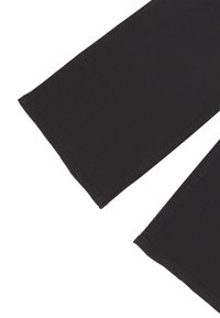 Pantaloni in cotone neri con un design a gamba dritta. Presentano un orlo pulito e una texture liscia. Nessun motivo visibile o dettagli in metallo.