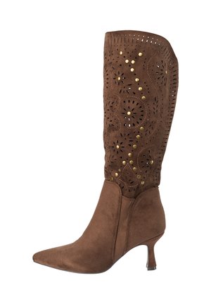 Bruine suède dameslaars tot halverwege de kuit met spitse neus, kittenheel en laser gesneden bloemenpatronen met gouden studs.