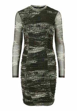 Robe à manches longues vert foncé avec un motif texturé de peau de crocodile, présentant une silhouette ajustée et des détails froncés sur toute la longueur.