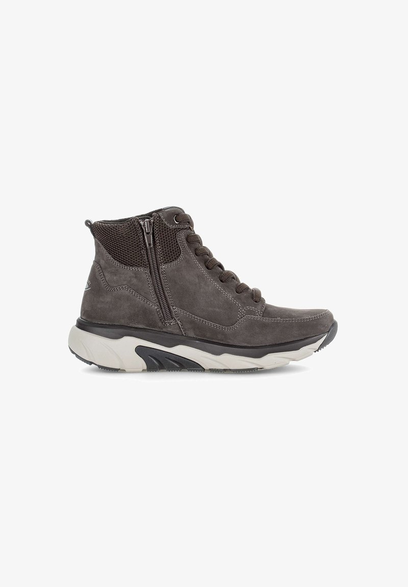 Grijze hoge sneakers van suede met meshpanelen, voorzien van een zijrits en een chunky witte en zwarte zool. Vetersluiting aan de voorkant.
