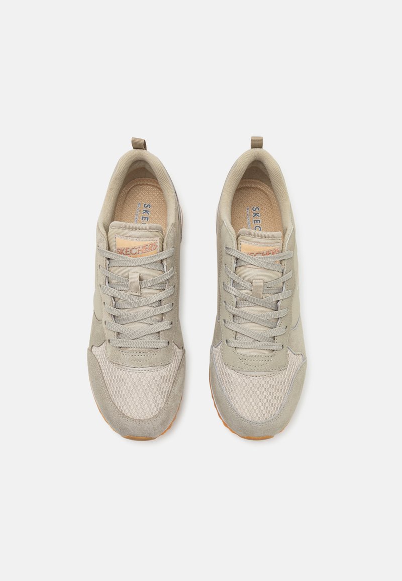 Zapatillas gris claro con materiales de malla y gamuza, puntera redonda, acentos texturizados y suela de goma. Presentan cordones y una lengüeta.