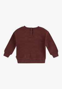 Felpa pullover bordeaux, tessuto strutturato, colletto rotondo, maniche lunghe, polsini e fondo a costine, con un piccolo dettaglio del tag sul retro.