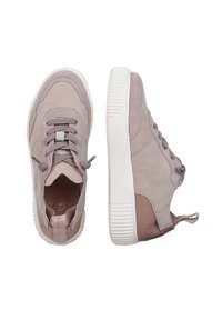 Jasnofioletowe zamszowe sneakersy z grubymi białymi gumowymi podeszwami, sznurowanymi przodami i wyściełanymi kołnierzami przy kostce, widoczne z góry i z boku.