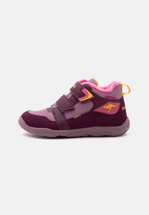 Sneaker alte per bambini in viola e rosa con doppie strisce in velcro, etichetta impermeabile, logo del canguro e linguetta arancione sul tallone.