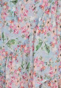 Bloemstof in pastelkleuren van roze, groen en blauw met een gedetailleerde print van bloemen en bladeren, met een zachte, vloeiende textuur.