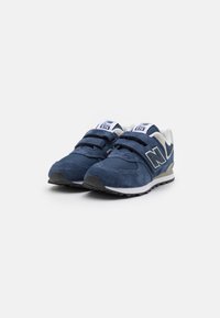 Scarpe sportive blu con tomaia in tessuto e suede, strappi in velcro, punta arrotondata e suola in gomma. Presentano un logo a contrasto e colletto imbottito.