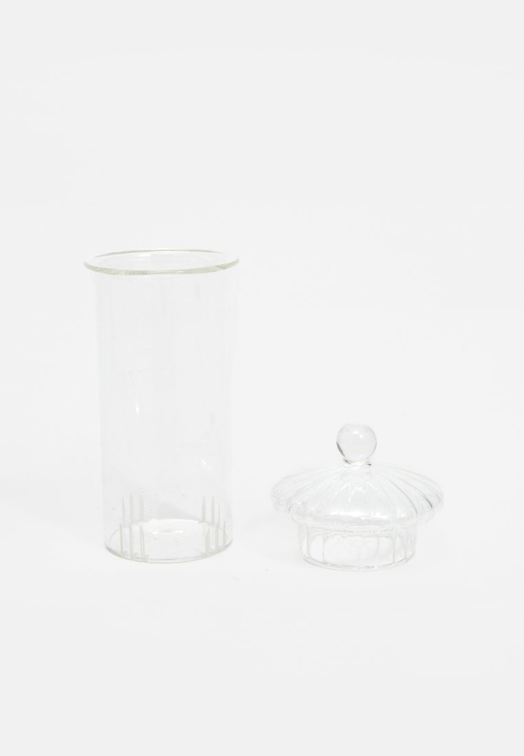Przezroczysty szklany pojemnik z pokrywką, w kształcie cylindrycznym, o gładkiej fakturze, z okrągłym uchwytem na górze i dekoracyjnymi pionowymi liniami.