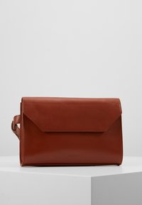 Borsa a busta in pelle marrone con chiusura a pattina, texture liscia e una tracolla per il trasporto. Design minimalista, forma rettangolare.