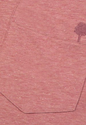 Rosa Melange-Stoff mit einer strukturierten, melierten Optik. Verfügt über eine Tasche mit genähtem Rand und einem kleinen Baum-Emblem in einer dunkleren Farbe.