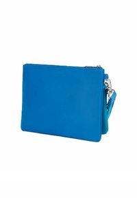 Clutch bag in pelle blu con una texture liscia, chiusura con zip e cinturino per il polso removibile. Forma rettangolare con design minimalista.