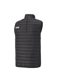 Gilet rembourré noir avec un col haut, texture matelassée et design sans manches. Présente un logo blanc au dos et une silhouette élégante.