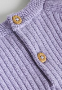 Pulover mov liliac cu dungi, cu guler rotund, prevăzut cu doi nasturi din lemn și o mică buclă pentru închidere. Textură moale.