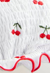 REGULAR FIT - SHIRRED - Bikinitop - white embroidered cherry