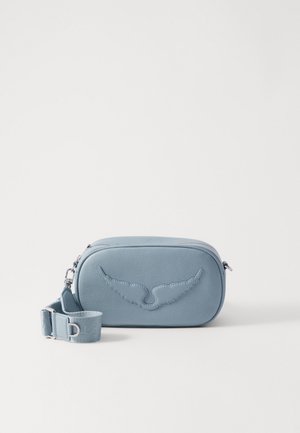 Lyseblå læder crossbody taske med præget vingedesign, rektangulær form, lynlås lukning og justerbar rem. Glat tekstur.
