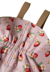 Tissu rose avec imprimé de fraises rouges et de fleurs blanches, avec des coutures froncées et des bretelles ajustables beiges.