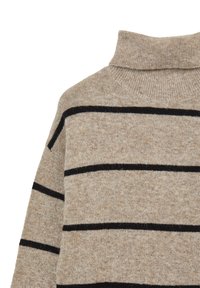 Beige Pullover mit hohem Kragen, der schwarze horizontale Streifen aufweist. Das Material wirkt weich, mit einer strukturierten Oberfläche und lockerer Passform.