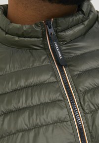Jack & Jones JJEHERO PUFFER COLLAR - Chaqueta de entretiempo - olive
