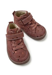 Stivaletti per bambini in suede marrone con motivo a stelle, dotati di lacci e una fascia in Velcro per una chiusura sicura. Fodera interna morbida e suola in gomma.
