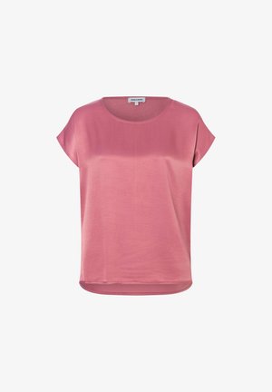 Blouse en satin rose à manches courtes, avec un col rond et un ourlet légèrement incurvé, présentée sur fond blanc.