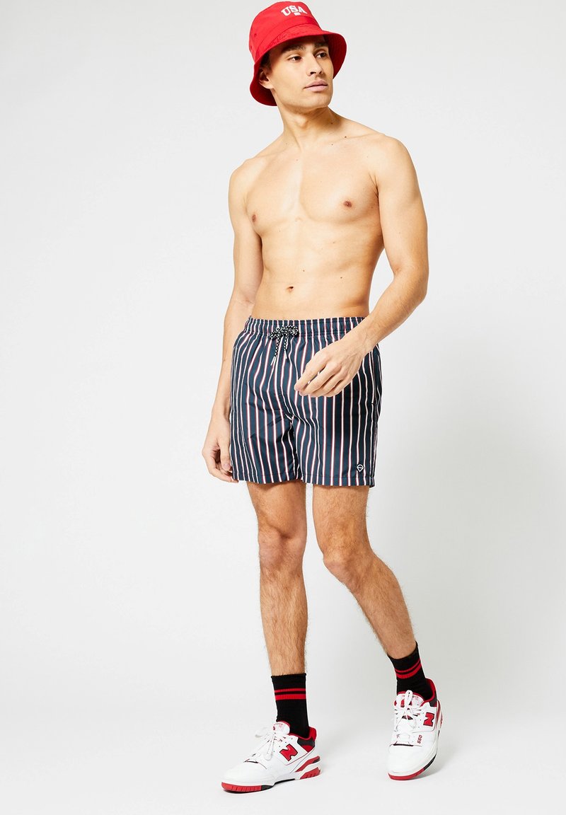Herren Badehosen | America Today ARIZONA AOP Badeshorts red navy/dunkelblau - OY65856 Herren Badehosen | America Today ARIZONA AOP Badeshorts red navy/dunkelblau - OY65856