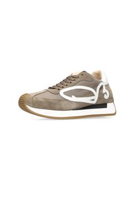 Le sneakers in suede marrone presentano un elemento di design bianco, una linguetta imbottita e una suola in gomma con grip testurizzato. Accent neri sulla suola.