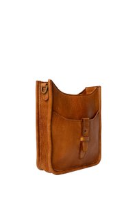 Brun læder crossbody taske med en glat overflade, en frontlomme, en central klaplås og en lille metal D-ring til fastgørelse.