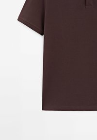 Brązowa koszulka polo z krótkim rękawem, o fakturowanej tkaninie i subtelnym kołnierzyku. Prosty design bez dodatkowych wzorów czy akcentów.